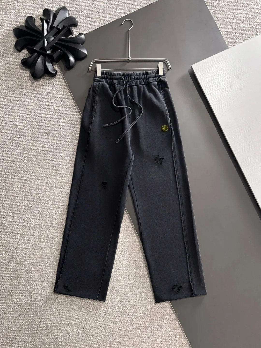 Next day shipment P360 Stone lsland/Stone Island Exclusively launches 25ss autumn and winter new high-quality trousers. Compare real-life details at will. Craftsmanship that ordinary small workshops cannot copy. Top-level ZP development. Unique imported fabric feel. Purely imported German machine production. Precision operation. Ten thousand needle density. A pair of trousers with rich details. You can see the development strength. A full set of new accessories are customized simultaneously. Simple yet elegant. Soft, delicate and comfortable. The upper body is versatile and fashionable. A perfect choice for autumn and winter. A must-have item. Loose fit. Please refer to the size chart when placing an order: S to XL (or state your height and weight when placing an order)